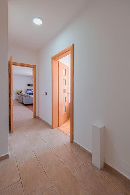 Grand View Apartment Dıraç Dış mekan fotoğraf