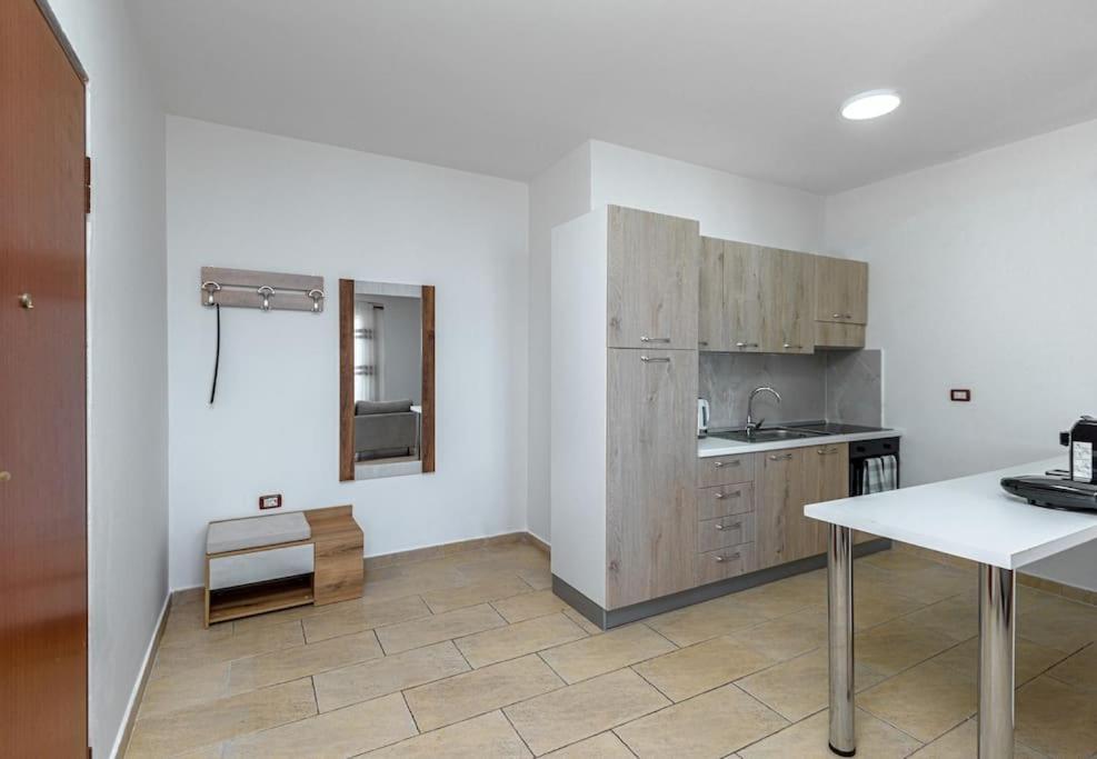 Grand View Apartment Dıraç Dış mekan fotoğraf