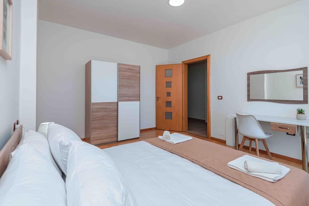Grand View Apartment Dıraç Dış mekan fotoğraf
